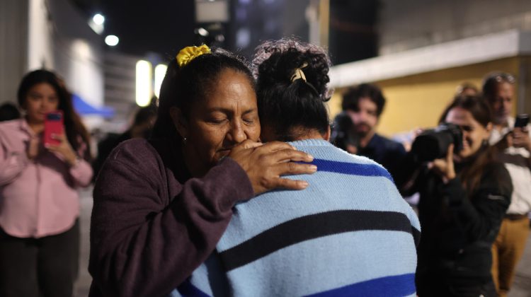 AME6988. CARACAS (VENEZUELA), 19/02/2026.- Personas se abrazan al conocer la aprobación de la ley de amnistía para presos políticos este jueves, frente al comando de la Policía Nacional Bolivariana (PNB) conocido como Zona 7, en Caracas (Venezuela). Familiares de los presos políticos de Venezuela celebraron la aprobación de la ley de amnistía que perdona casos en periodos de crisis política entre 2002 y 2025 y exigieron la liberación de estos detenidos, coincidiendo con el anuncio del fin de la huelga de hambre de un grupo de diez mujeres que estaba en protesta. EFE/ Miguel Gutiérrez