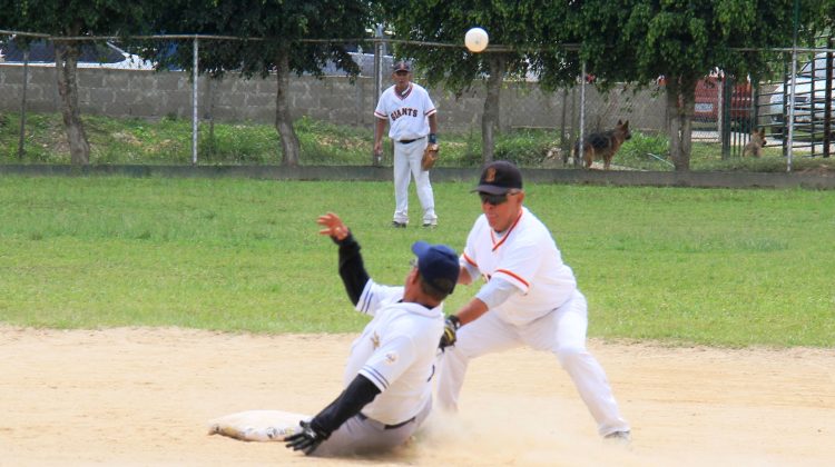 3.- Rodríguez llega a salvo a la segunda base