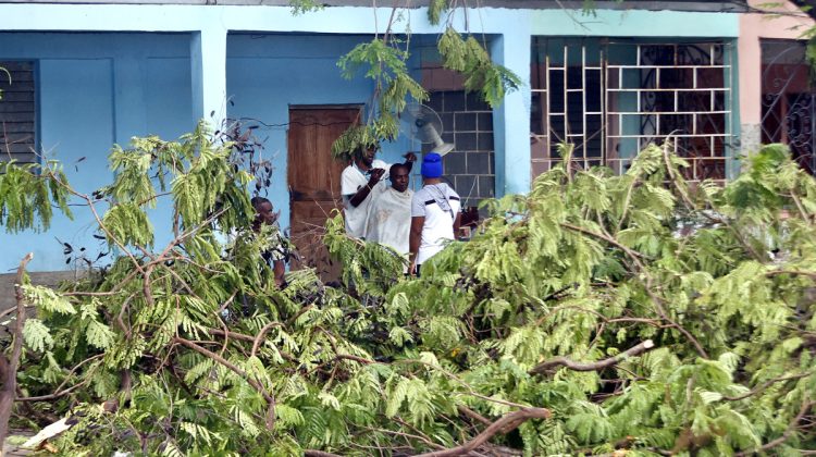 Cuba se alista en su peor momento para el paso del devastador huracán Melissa AME2734. SANTIAGO DE CUBA (CUBA), 28/10/2025.- Personas observan ramas de árboles caídos frente a una vivienda este martes, en la ciudad de Santiago de Cuba (Cuba). Cuba se alista ante la llegada del poderoso huracán Melissa, uno de los mayores en el registro histórico, en uno de los peores momentos en décadas para la isla, que sufre una profunda crisis económica, energética y sanitaria. EFE/ Ernesto Mastrascusa