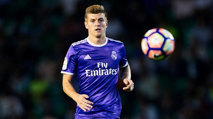 SEVILLE, SPAIN - OCTOBER 15:  Toni Kroos of Real Madrid CF in action during the match between Real Betis Balompie and Real Madrid CF as part of La Liga at Benito Villamrin stadium October 15, 2016 in Seville, Spain.  (Photo by Aitor Alcalde/Getty Images)