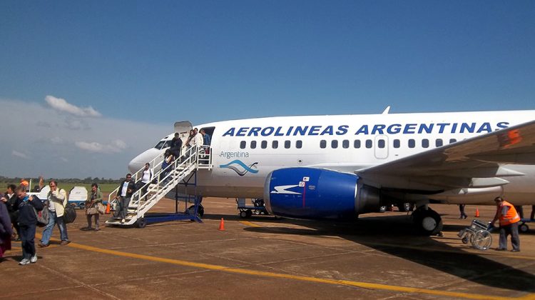 4 Boeing_737-528_AR_LV-AYI_-_Posadas_International_Airport_-_PSS_-_Argentina