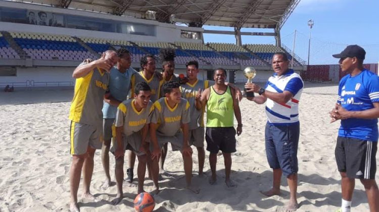 4.- Los representantes mirandinos recibieron la copa en La Guaira
