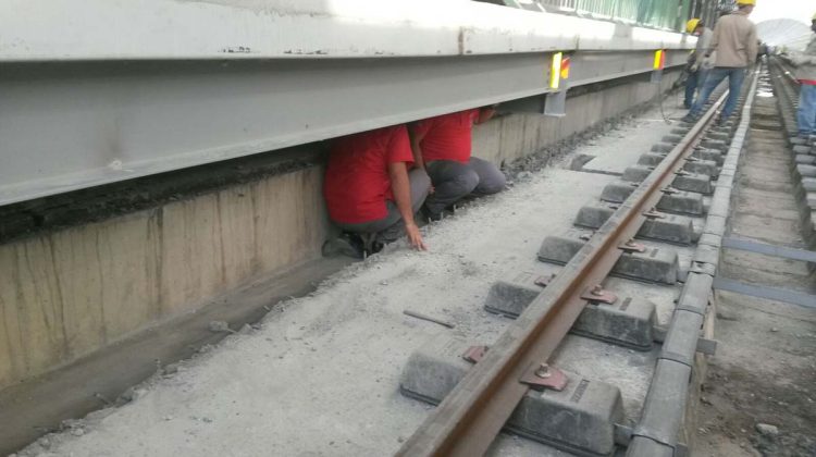 4.- Personal operativo en canaletas debajo del andén en estación Ayacucho