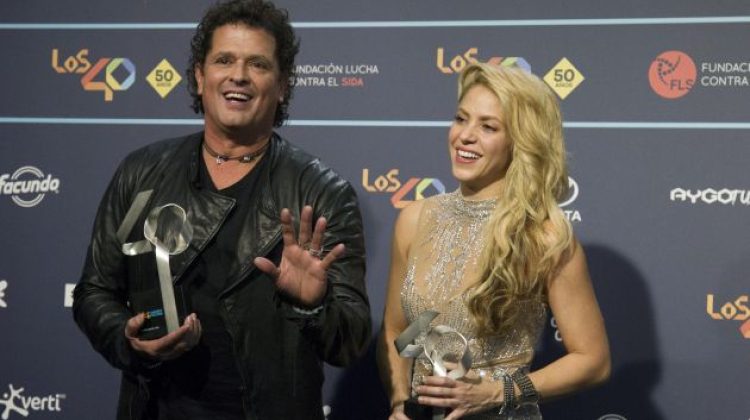 GRA504. BARCELONA, 01/12/2016.- Los cantantes colombianos Shakira y Carlos Vives (i) posan con los galardones durante la gala de Los40 Music Awards celebrada esta noche en el Palau de Sant Jordi, en Barcelona. EFE/Marta Pérez