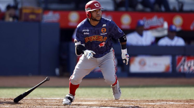 MEX1746. MEXICALI (MÉXICO), 03/02/2025.- Alexi Amarista de Venezuela batea ante Puerto Rico este lunes, durante un juego de la fase de grupos de la Serie del Caribe de Béisbol 2025, en el estadio Nido de los Águilas en Mexicali (México). EFE/ Sáshenka Gutiérrez