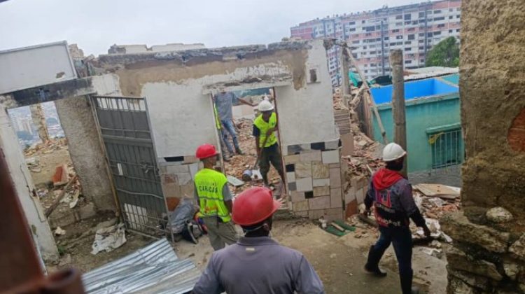 5 Continúan demoliciones