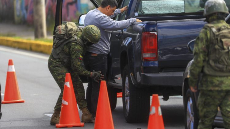 AME1745. QUITO (ECUADOR), 16/08/2023.- Militares ecuatorianos revisan vehículos en busca de armas, cumpliendo con el estado de excepción decretado por el presidente de Ecuador, Guillermo Lasso, tras el atentado al candidato a la presidencia Fernando Villavicencio y buscando la seguridad durante los comicios presidenciales del próximo domingo 20 de agosto, hoy en Quito (Ecuador). EFE/José Jácome