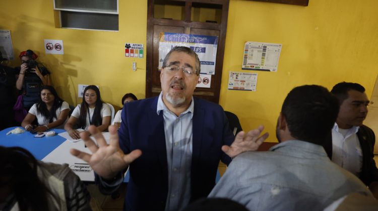 AME2812. CIUDAD DE GUATEMALA (GUATEMALA), 20/08/2023.- El académico progresista Bernardo Arévalo de León, del Movimiento Semilla, posa para fotos mientras vota durante la jornada electoral por la segunda vuelta de las elecciones presidenciales hoy, en Ciudad de Guatemala (Guatemala). Avanza en Guatemala la jornada electoral en la que el país centroamericano decide a su próximo presidente para el período 2024-2028. 9,3 millones de guatemaltecos están empadronados para ejercer su sufragio entre la ganadora de la primera vuelta celebrada el pasado 25 de junio, Sandra Torres Casanova, de la Unidad Nacional de la Esperanza (UNE) y el segundo lugar, Bernardo Arévalo. EFE/ Esteban Biba