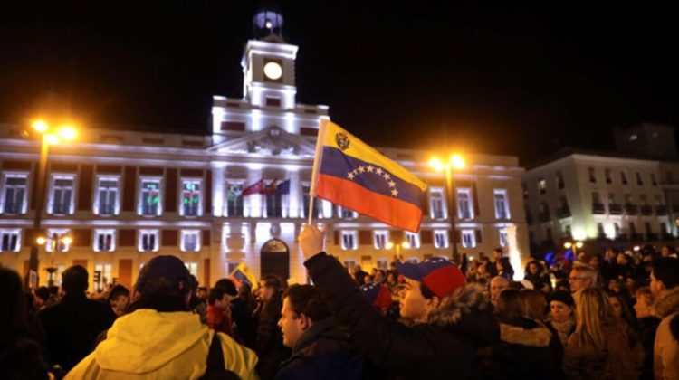 GRAF3673. MADRID, 23/01/2019.- Decenas de venezolanos se concentran en la madrileña Puerta del Sol tras conocer que el presidente del Parlamento venezolano Juan Guaidó se ha autoproclamado jefe de Estado de Venezuela. EFE/JuanJo Martín