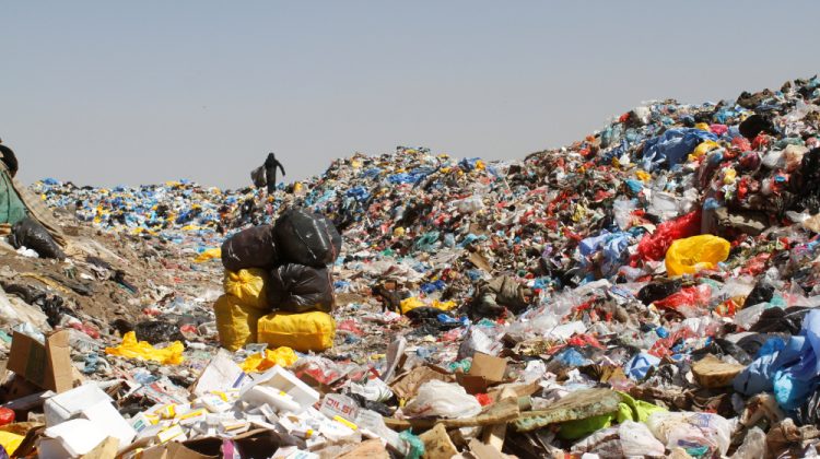 A woman carries a bag of recyclable items she collected at a rubbish dump site on the outskirts of Sanaa, Yemen November 16, 2016. REUTERS/Mohamed al-Sayaghi - RTX2UTJP