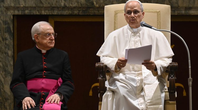 CIUDAD DEL VATICANO, 16/05/2025.- El papa León XIV pronuncia un discurso ante los representantes del cuerpo diplomático acreditado ante la Santa Sede, este viernes. EFE/Vatican Meida/Simone Risoluti /SOLO USO EDITORIAL/SOLO DISPONIBLE PARA ILUSTRAR LA NOTICIA QUE ACOMPAÑA (CRÉDITO OBLIGATORIO)