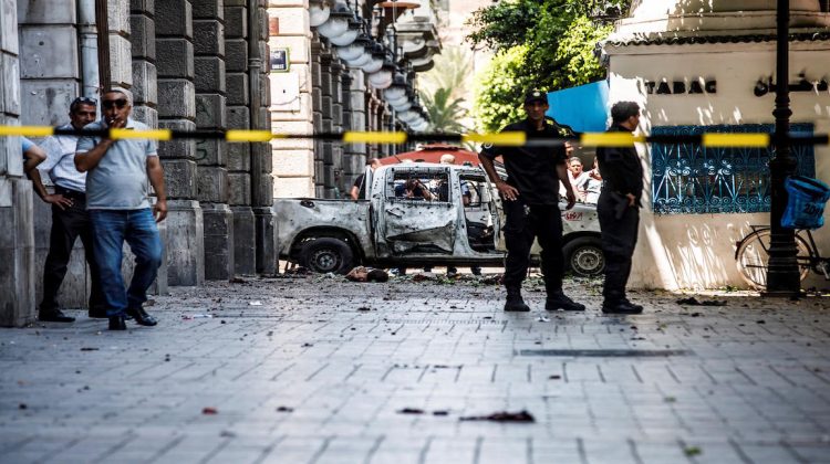 MOH04. TÚNEZ (TÚNEZ), 27/06/2019.- La policía monta un cordón policial en uno de los lugares donde se registró un atentado suicida en Túnez (Túnez) este jueves. Al menos un agente de policía murió y ocho personas más resultaron heridas en un doble atentado aparentemente suicida perpetrado hoy en dos puntos distintos de la capital tunecina, informaron a Efe fuentes de Seguridad. EFE/ Str