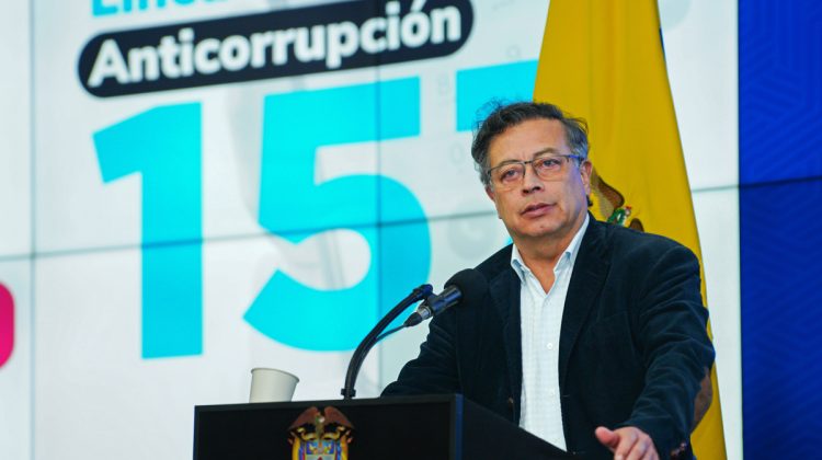 AME3261. BOGOTÁ (COLOMBIA), 21/01/2025.- Fotografía cedida por la oficina de prensa de la Presidencia de Colombia del mandatario colombiano, Gustavo Petro, durante el acto de presentación de la Línea Anticorrupción 157, este martes en Bogotá (Colombia). Petro aseguró que la crisis que vive la región del Catatumbo, donde la violencia entre guerrillas deja más de 80 muertos, es una muestra del "fracaso de la nación" y supone "uno de los hechos más dramáticos" de la histórica contemporánea del país. EFE/ Presidencia De Colombia / SOLO USO EDITORIAL/ SOLO DISPONIBLE PARA ILUSTRAR LA NOTICIA QUE ACOMPAÑA (CRÉDITO OBLIGATORIO)