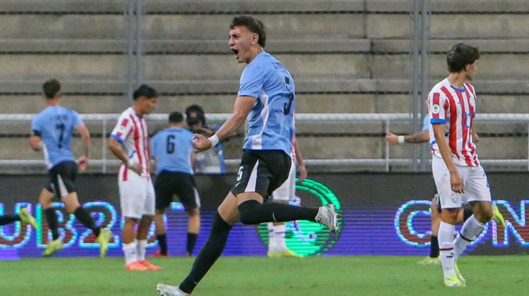 AME4543. CABUDARE (VENEZUELA), 27/01/2025.- Juan Rodríguez de Uruguay celebra un gol este lunes, en un partido del grupo A del Campeonato Sudamericano sub-20 entre las selecciones de Uruguay y Paraguay en el estadio Metropolitano de Lara en Cabudare (Venezuela). EFE/ Edison Suárez