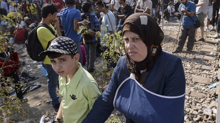 INMIGRANTES ESPERAN EN MACEDONIA PARA CRUZAR A EUROPA
