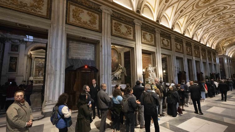 FOTODELDIA ROMA (ITALIA), 27/04/2025.- Cientos de fieles visitan la tumba del papa Francisco en la basílica de Santa María la Mayor de Roma que abre sus puertas este domingo a primera hora. EFE/Vatican Media -SOLO USO EDITORIAL/SOLO DISPONIBLE PARA ILUSTRAR LA NOTICIA QUE ACOMPAÑA (CRÉDITO OBLIGATORIO)-