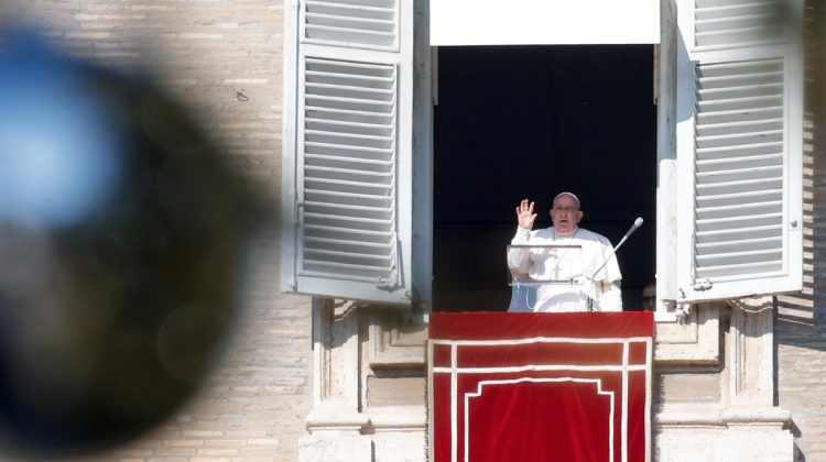 FOTODELDÍA Ciudad del Vaticano (Santa Sede), 01/01/2025. - El Papa Francisco dirige la oración del Ángelus, una tradicional oración dominical, desde la ventana de su despacho con vistas a la Plaza de San Pedro, Ciudad del Vaticano, este miércoles.-EFE/ Giuseppe Lami