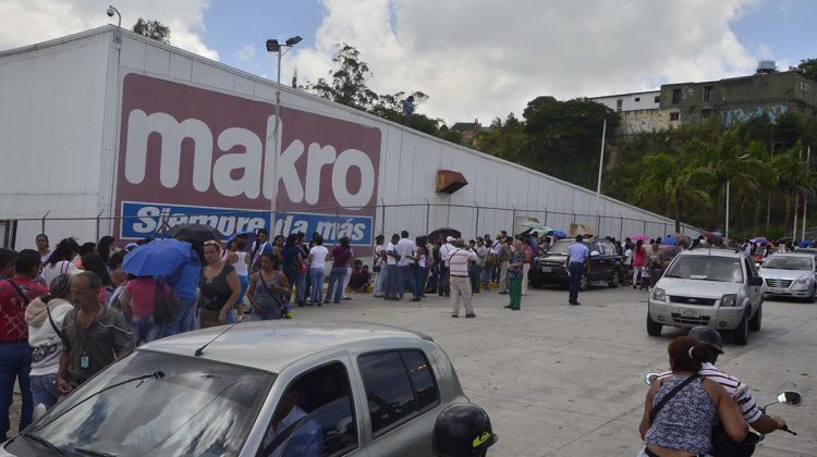 ALEJANDRA ÁVILA - cola en makro por dos kilos de leche por persona