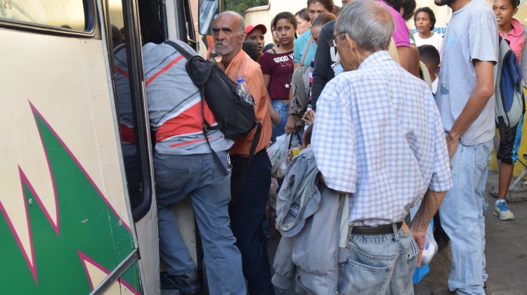 AO 3era Edad montandose en bus