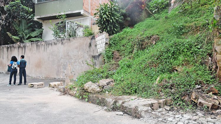 AO Muro que van a reparar en el colegio guaicaipuro