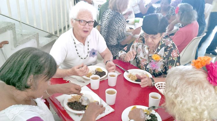 Abuelitos comiendo