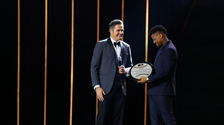 Acuna-recibio-el-premio-por-la-Liga-Nacional-Foto-Archivo-1