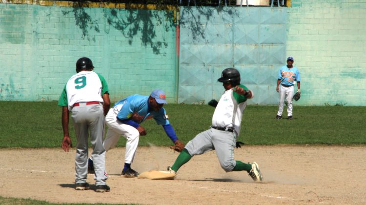 Adrian Astudillo aterriza quieto en la 3b defendida por Verdú