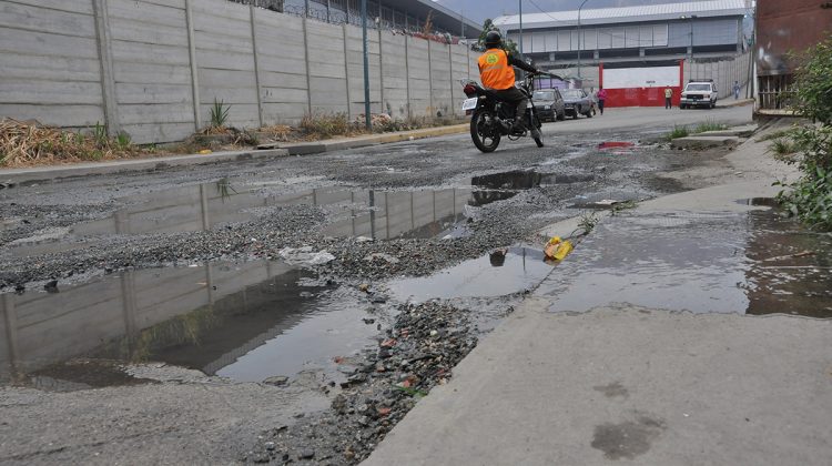 Aguas estancadas, alcantarilla tapada El Nacional (YO)