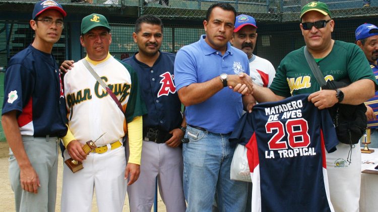 Al finalizar el partido el manager hizo entrega de camisetas