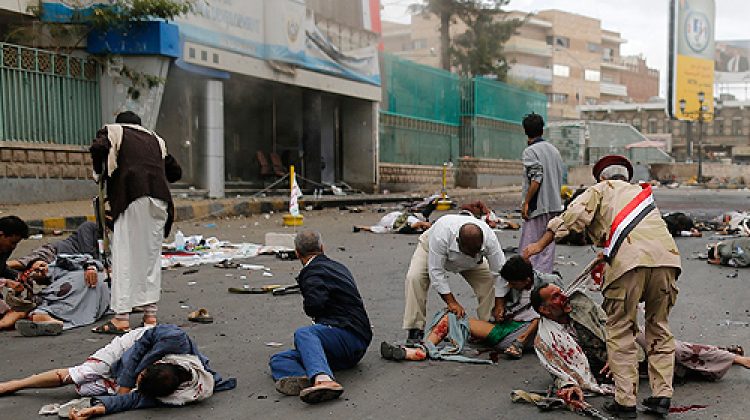 Al-menos-40-personas-murieron-y-50-resultaron-heridas-tras-explotar-un-coche-bomba-en-las-inmediaciones-de-una-academia-de-la-policía-local-en-Saná-la-capital-de-Yemen