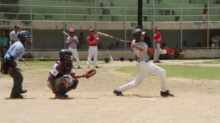 Alberto Moreno batea de 8-6 en el presente zonal de beisbol