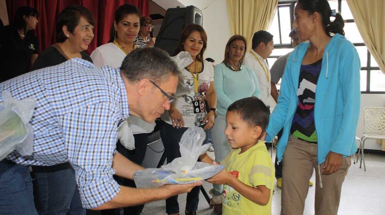 Alcalde se encargó de la entrega de los útiles