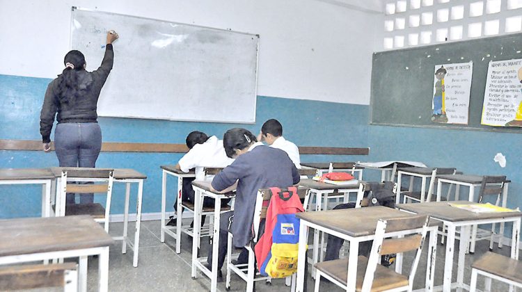 Alejandra-Ávila poco estudiantes en las aulas