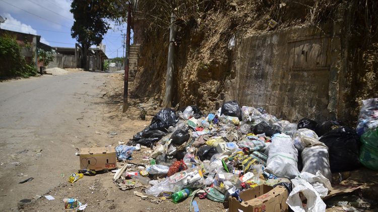 Algunos vecinos sacan basura fuera del horario del servicio de aseo