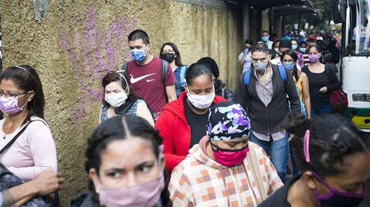 Atalayar_Peatones y viajeros con máscaras faciales en medio de la propagación del nuevo coronavirus en Venezuela
