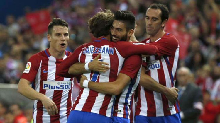 GRA290. MADRID, 15/10/2016.- El delantero belga del Atlético de Madrid, Yannick Carrasco (2ºd), recibe la felicitación de sus compañeros tras marcar su tercer gol ante el Granada, durante el partido de la octava jornada de Liga en Primera División disputado esta tarde en el estadio Vicente Calderón. EFE/Kiko Huesca ESPAÑA FÚTBOL LALIGA SANTANDER