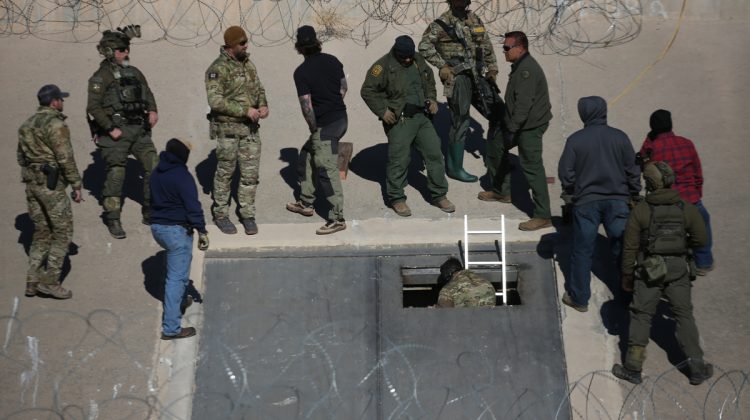 MEX9313. CIUDAD JUÁREZ (MÉXICO), 10/01/2025.- Autoridades de seguridad de México y Estadios Unidos, resguardan la zona donde se localizo un túnel clandestino en la frontera de Ciudad Juárez este viernes, en Chihuahua (México). Un túnel clandestino construido para el tráfico de personas, drogas y mercancías ilícitas fue descubierto bajo el lecho del río Bravo (río Grande en Estados Unidos) y conecta a Ciudad Juárez, Chihuahua (México) con El Paso, Texas (EE.UU.), informaron este viernes autoridades mexicanas y estadounidenses. EFE/ Luis Torres