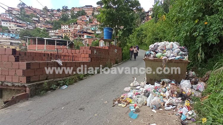 Basura entrada principal de la mata