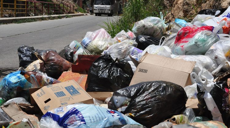Basurero se apila en la entrada de la revolución