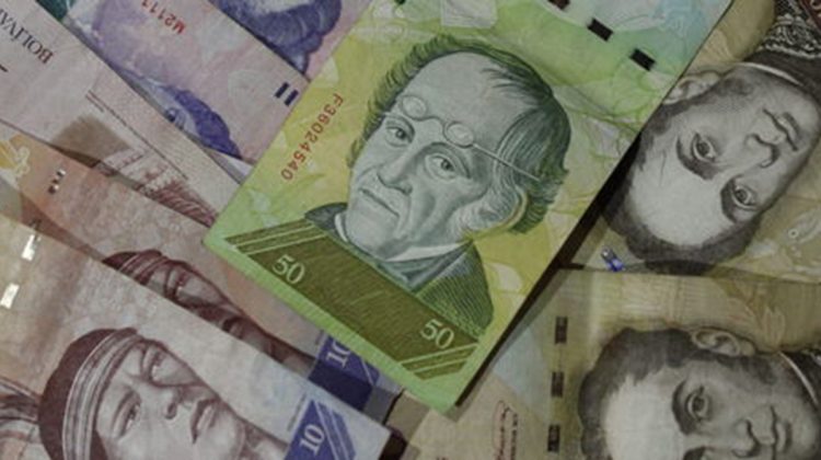 Bolivares-Foto-EFE_NACIMA20141009_0063_6