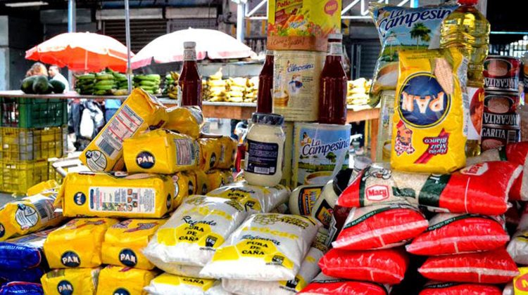 Buhoneros-en-Venezuela-vendiendo-productos-regulados-y-alimentos-basicos-800x533