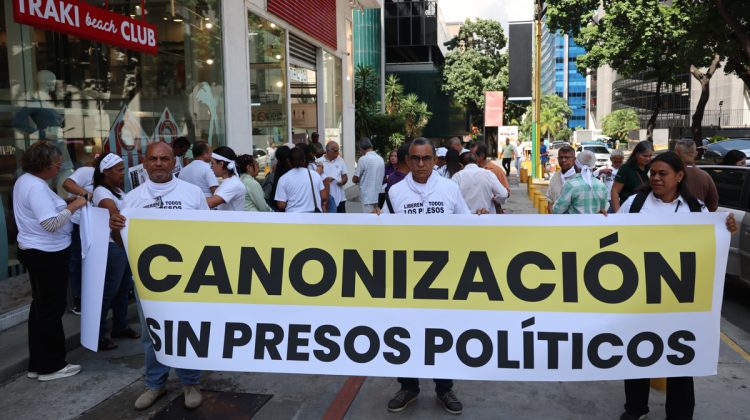 Personas se manifiestan en una fotografía de archivo del 19 de septiembre de 2025 en Caracas (Venezuela). EFE/ Miguel Gutierrez