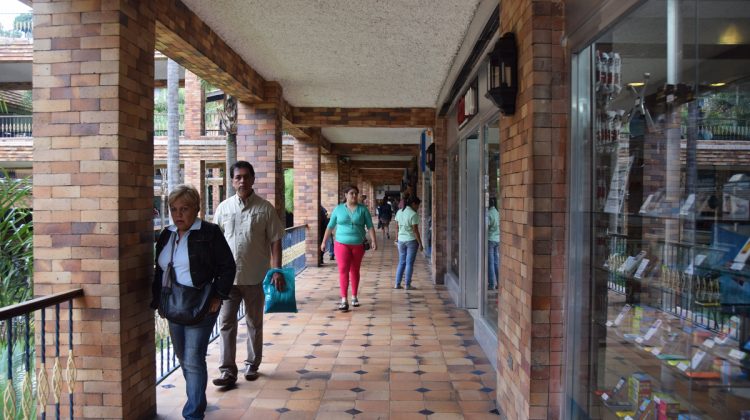 CASCADA GENTE CAMINANDO