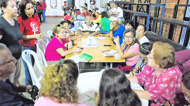 CONCEJALES REUNIDOS CON CONSEJOS COMUNALES