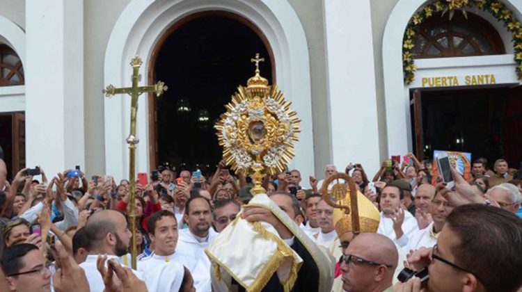 la feligresía de la iglesia de José Manuel Álvarez, disfrutaron de  la  visita de la reliquia
