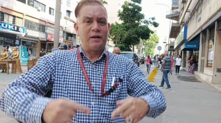Carlos Perez, secretario