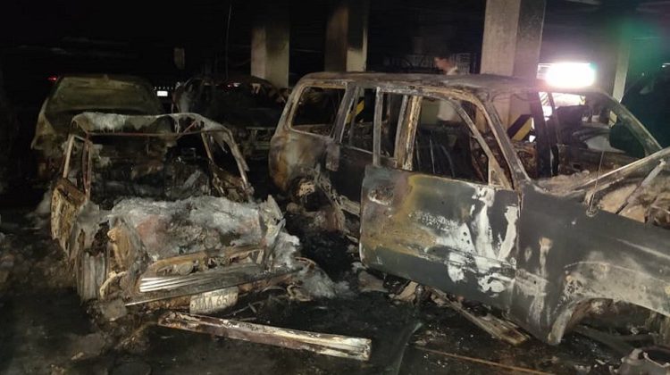 Carros-consumidos-en-incendio-en-edificio-de-Sebucán-960x640