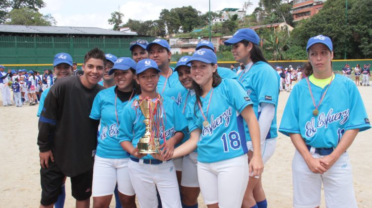 Chicas de El Esfuerzo campeonas del softbol grupo A