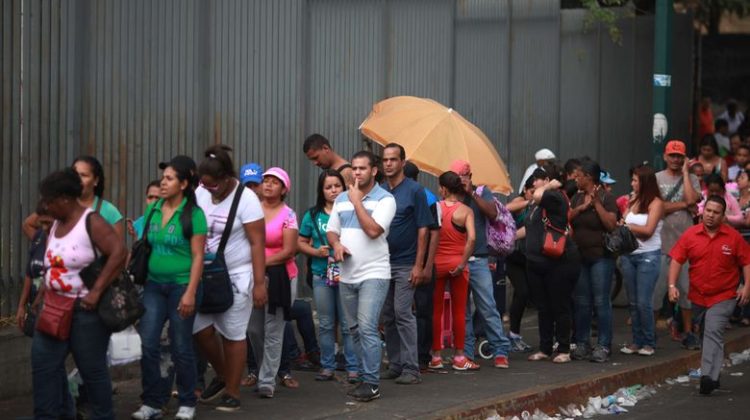 colas-caracas-comprar-comida-afp_nacima20140402_0140_3