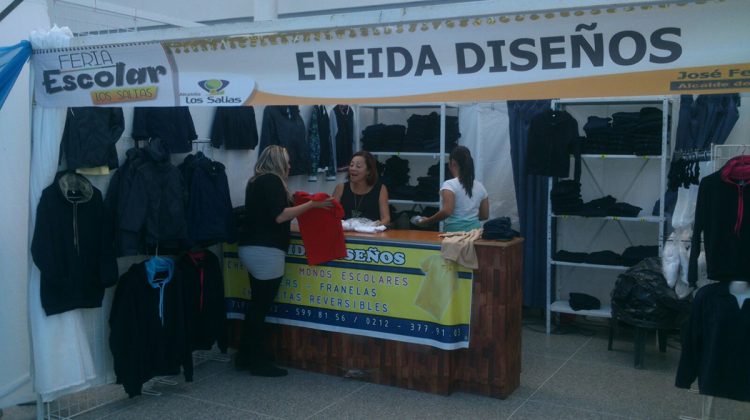 Comerciantes instalaron sus stands para comenzar las ventas lista